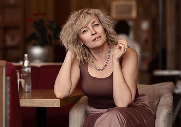 Reife Frau wartet in der Lounge