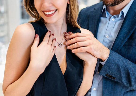 Frau freut sich über Halskette