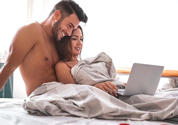 Mann und Frau zusammen im Bett