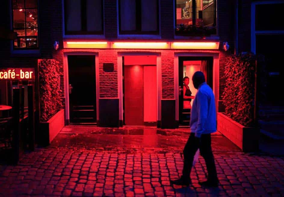 Mann geht an Bordell vorbei