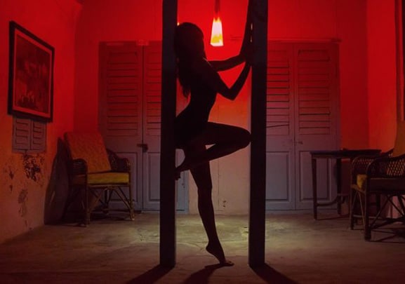 Frauensilhouette am Fenster