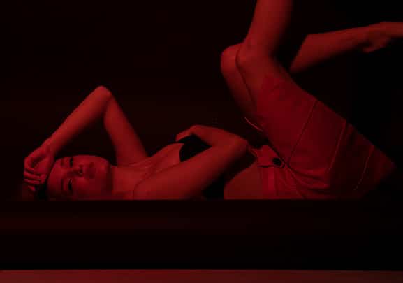 Frau liegt auf dem Rücken