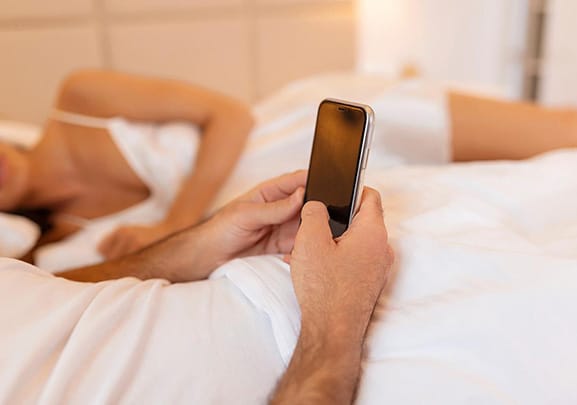 Mann und Frau liegen im Bett